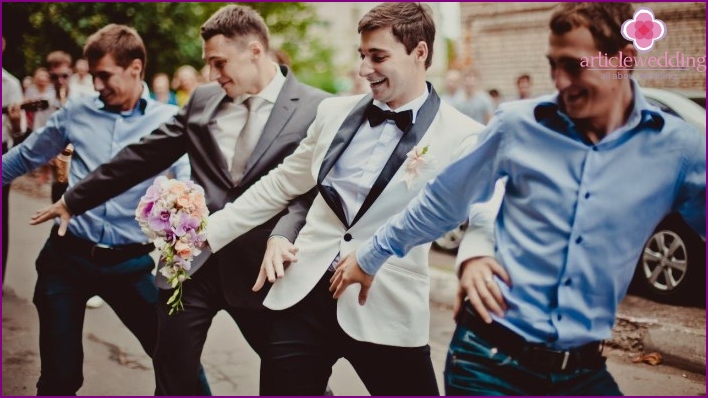 الرجال يرقصون في حفل الزفاف