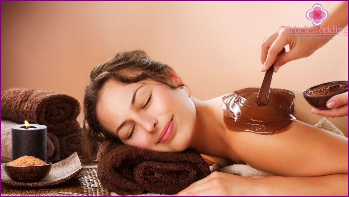 Chocolate wrapping in a spa at a bachelorette party