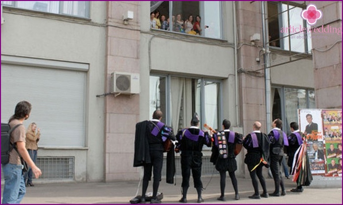 Serenata sob a janela de um ente querido como uma oferta para se casar