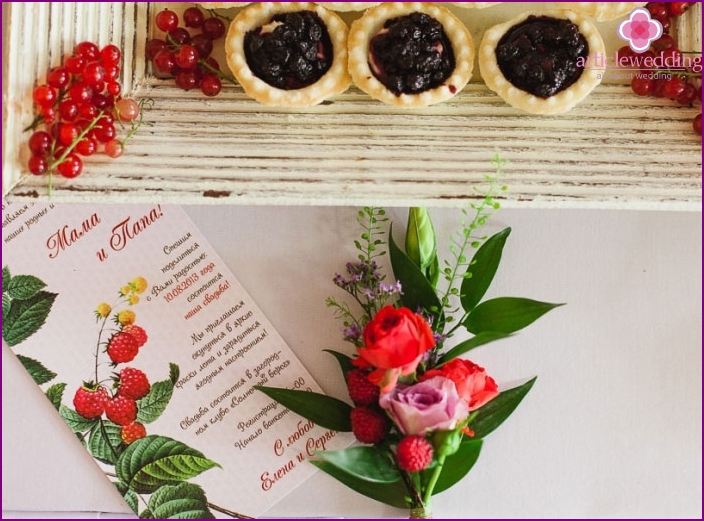 Wedding invitations for guests with berry motifs