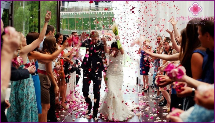 تلبية للعروسين في حفل زفاف التوت