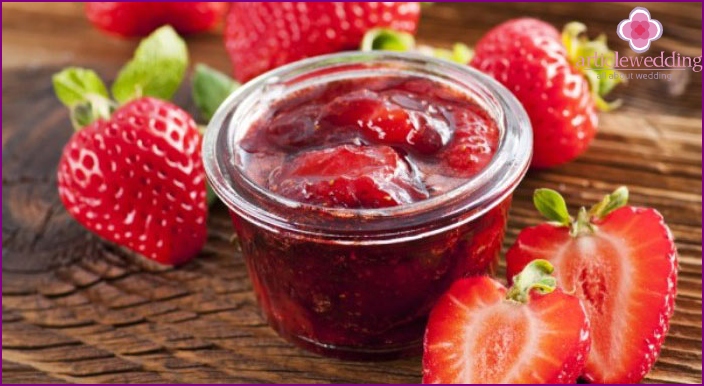 Competition with strawberry jam for a berry wedding