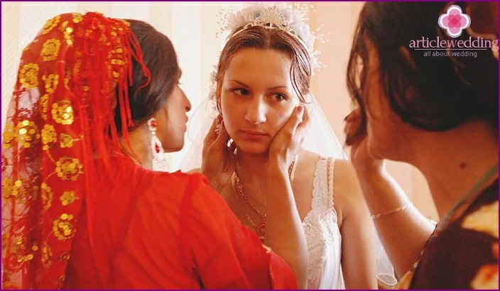 Preparing a gypsy bride for a wedding