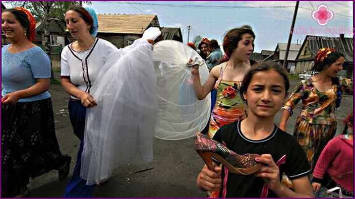 إزالة فستان العروس الغجرية