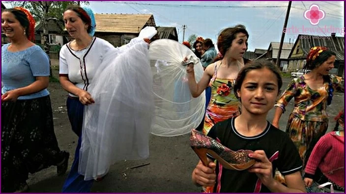 Removal of the dress of the gypsy bride