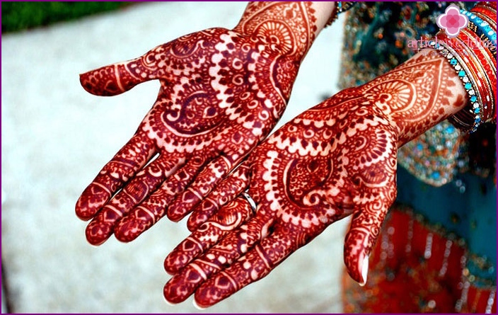Mentre tiene in mano l'henné la sposa potrebbe non funzionare