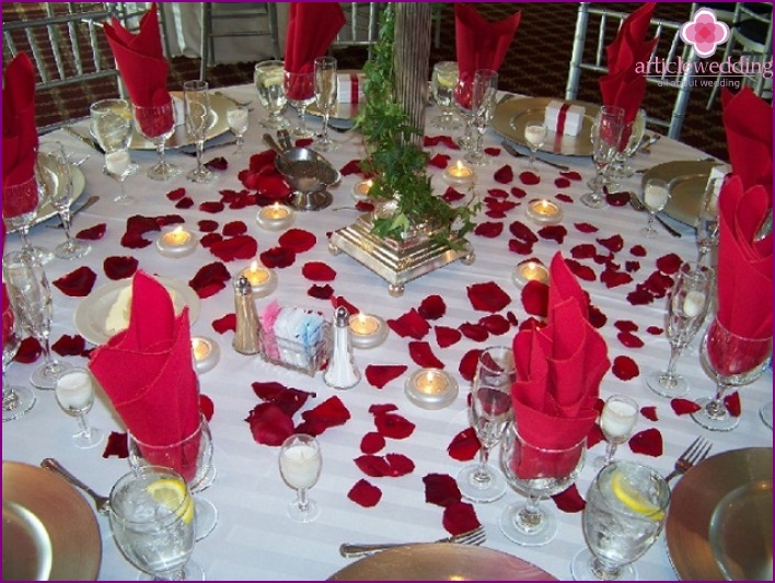 Décor d'une table de mariage de roses