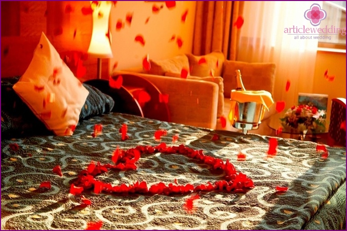 بتلات وردية لغرفة نوم الزفاف