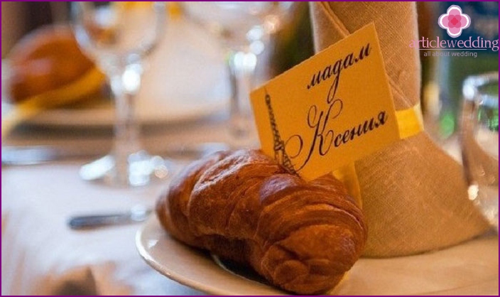 Card with the name of the guest invited to the wedding
