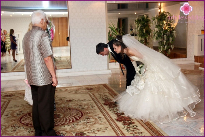 Bow to parents at the wedding