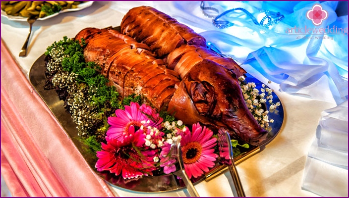 Le plat principal du menu de mariage dans la nature