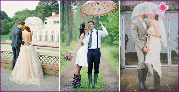 Casamento sob um guarda-chuva em botas de borracha