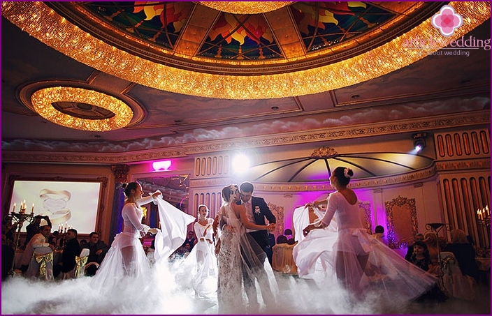Russian wedding custom: first dance