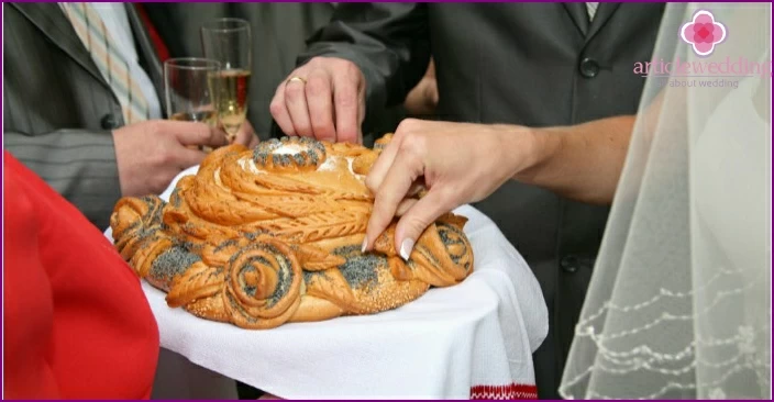 A mãe do noivo apresenta o pão para os jovens