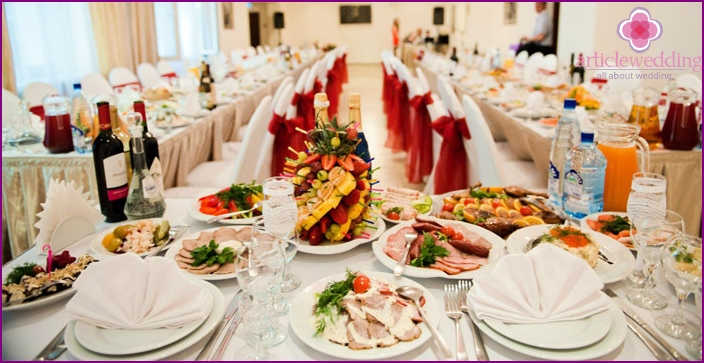 Dishes on the wedding table for 30 guests