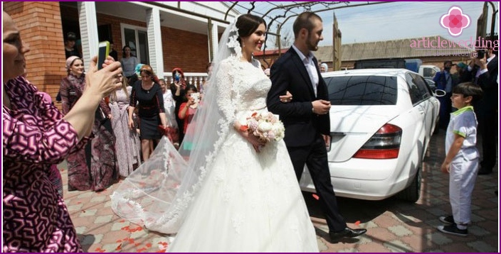 Il fratello dello sposo conduce la sposa alla processione del matrimonio