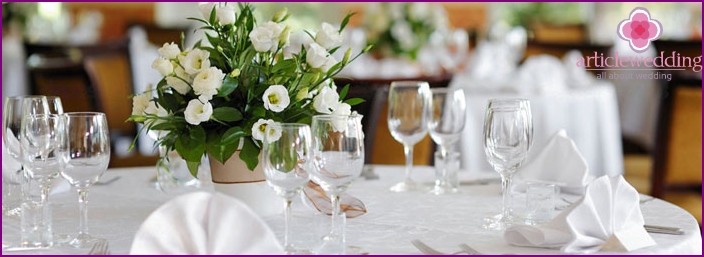 Table setting during the buffet table