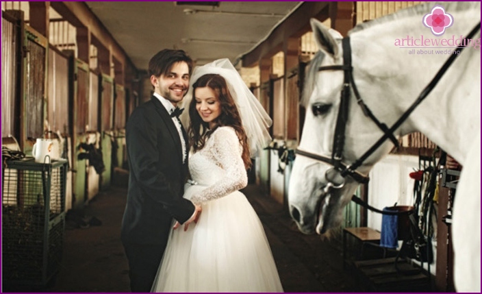 Wedding photo session in the stable