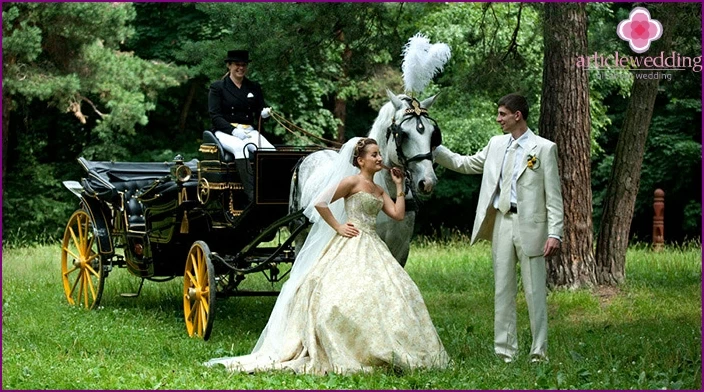 La carrozza di lusso è l'attributo ideale di un servizio fotografico per un matrimonio