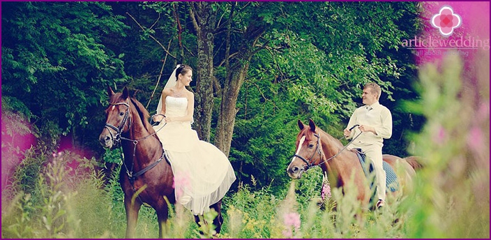 Horse walk bride and groom