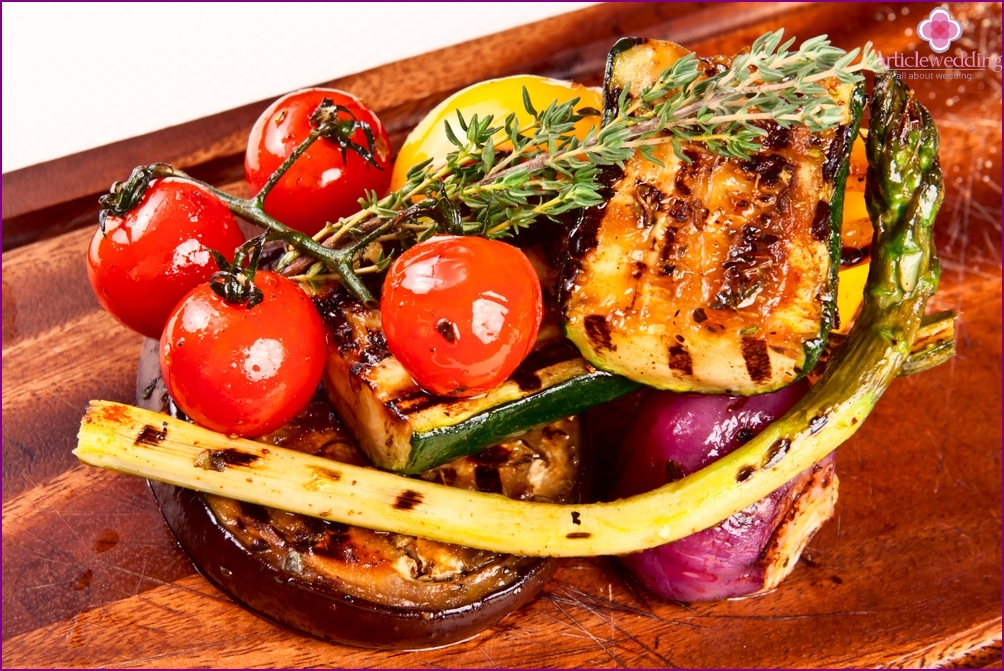 Barbecue de mariage d'été servi avec des légumes