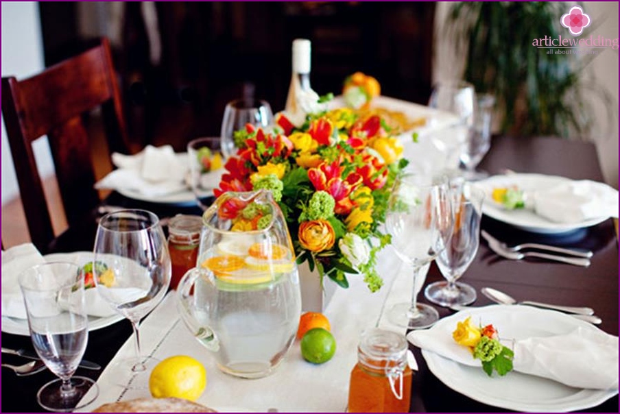 O design da mesa de casamento é muito importante.