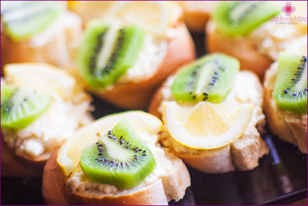 Sandwiches with Kiwi and Cheese