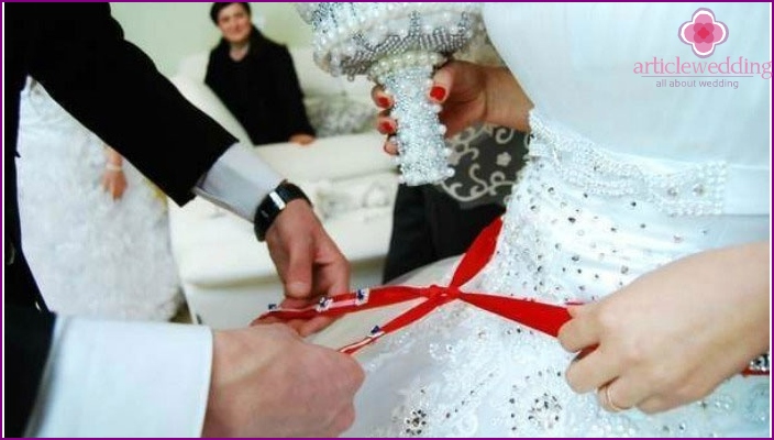 Attachez un ruban rouge à une fille azerbaïdjanaise