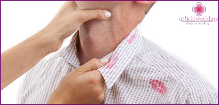 Lipstick on the shirt collar - a sign of betrayal