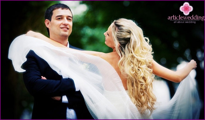 Wedding without a banquet: the first dance of the newlyweds