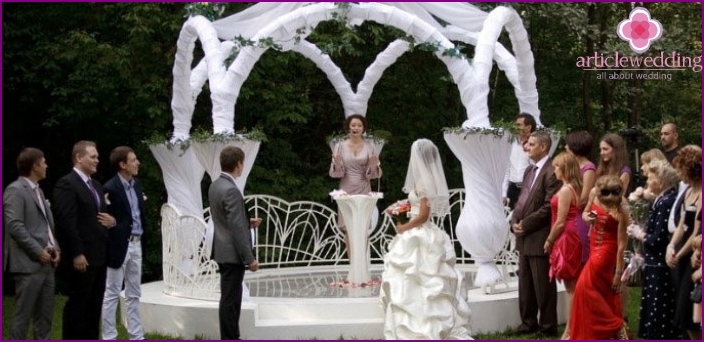 Celebrazione del matrimonio nel parco