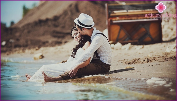 Jovem casal à beira-mar