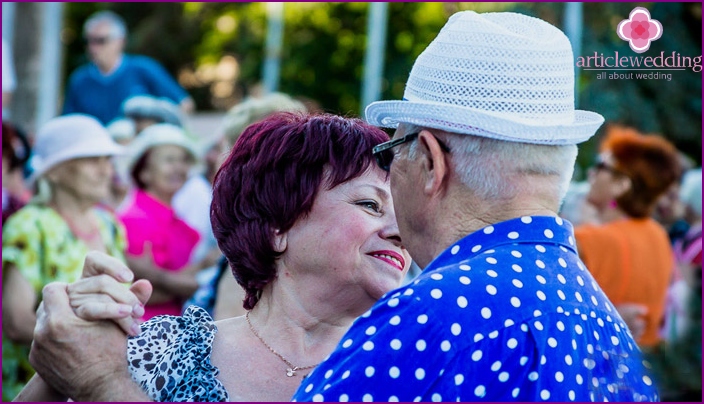 Dance of spouses at an emerald wedding