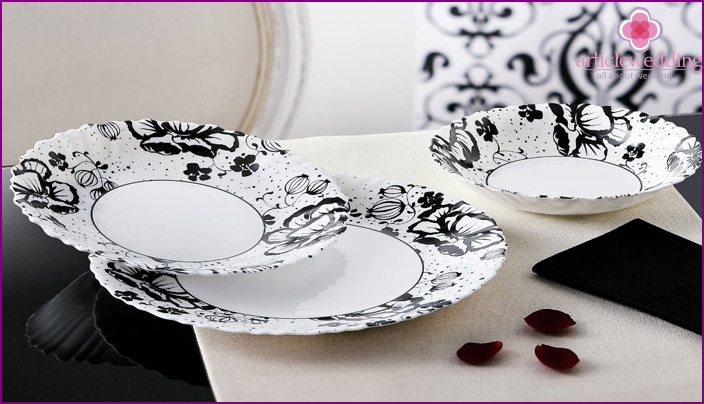 A set of dishes as a gift for anniversaries