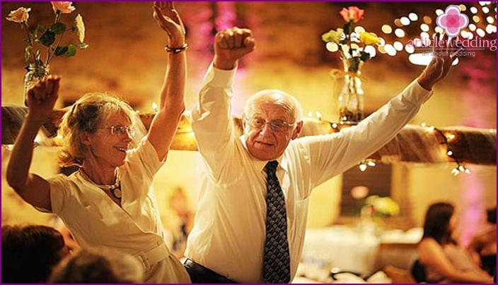 Celebrando il 70 ° anniversario del matrimonio in un ristorante