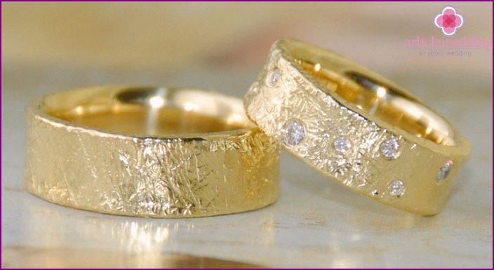 Gold wedding ring for wife