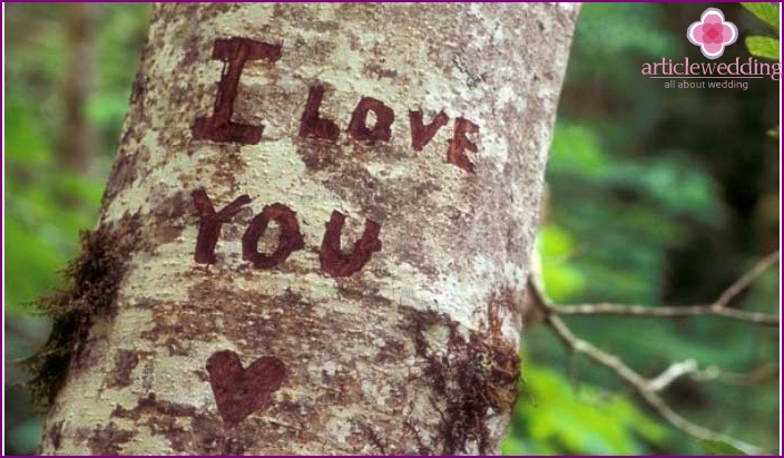 Wedding anniversary rite: inscription on the bark of a tree