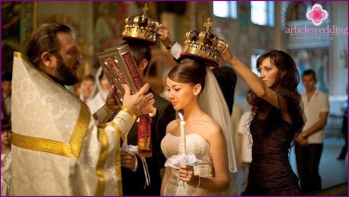 Witnesses with crowns in their hands