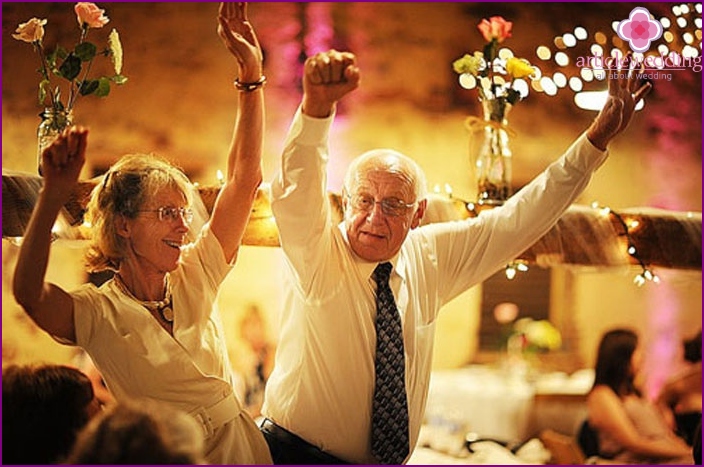 الاحتفال بالذكرى السبعين لحفل الزفاف في أحد المطاعم