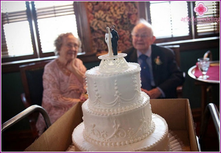 Cake in honor of 65 years of wedding