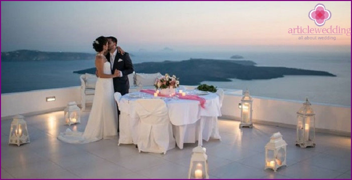 Romantisches Abendessen bei einer kleinen Hochzeit