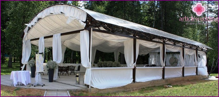 خيمة زفاف في الهواء الطلق