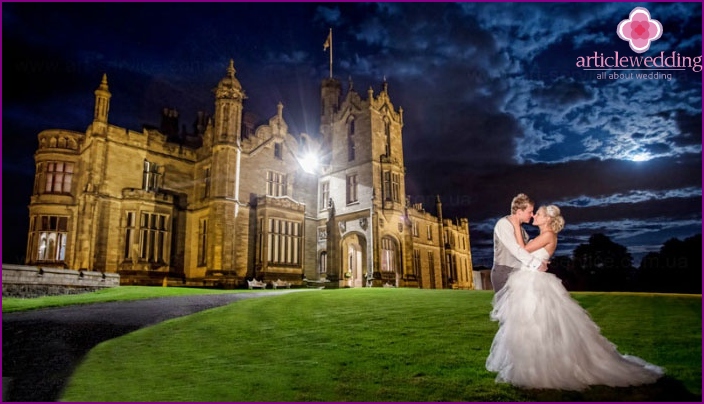 Sessione fotografica di matrimonio notturno vicino al castello