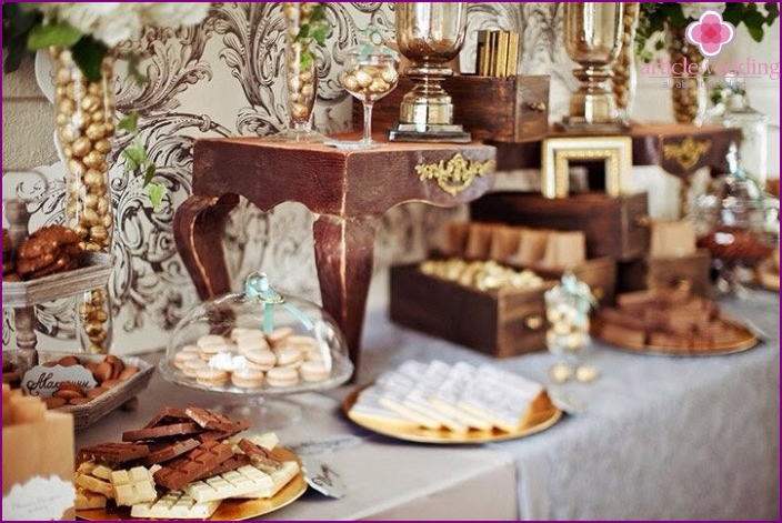 Décoration de mariage avec des éléments en bois.