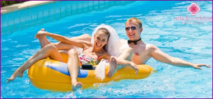 Budget wedding in the water park