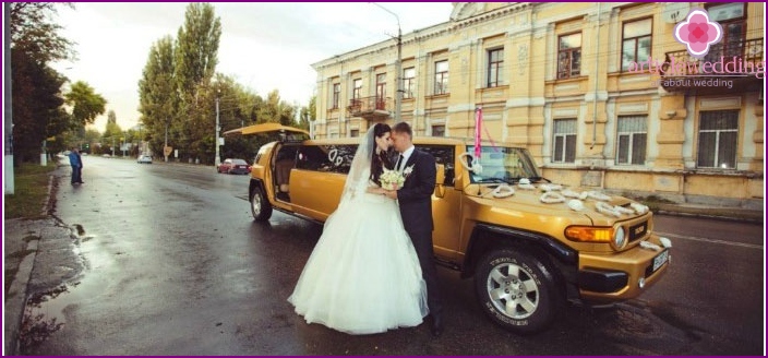 Golden limousine for a wedding