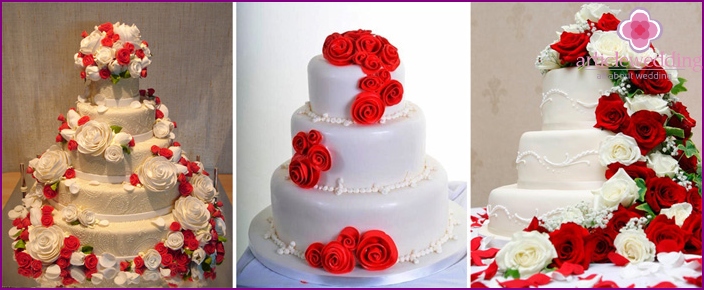 Fehér és piros esküvői torta