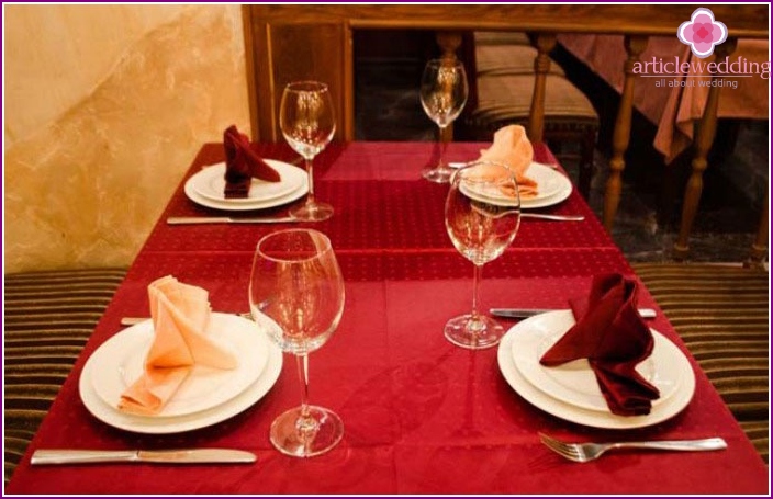 Decoration of the wedding hall in a burgundy shade