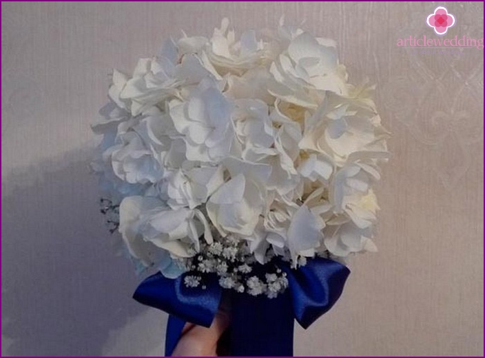 Bridal bouquet in blue and white