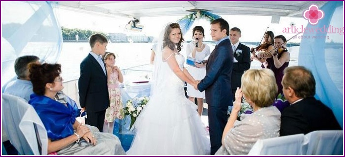 Motoros hajó velencei esküvőre